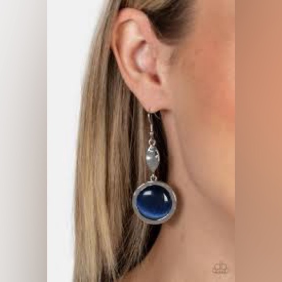 Paparazzi Magically Magnificent Earrings - Picture 1 of 2